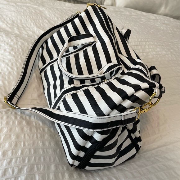 Weekend/gym bag vegan leather no tag but like new - Picture 2 of 12